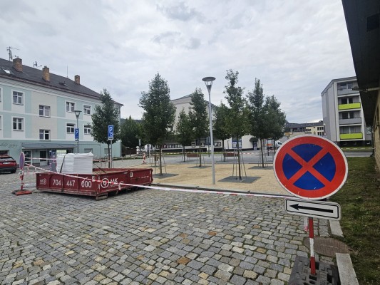 Obnovena byla proluka u tržnice