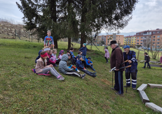 Na zahrádce se potkávají i děti se seniory z Klubu seniorů zahrádkářů (2025)