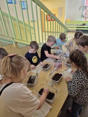 Ve spolupráci s Klubem seniorů zahrádkářů se děti učili o výsadbě (2025)
