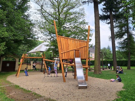 Herní prvky v areálu voršilek.