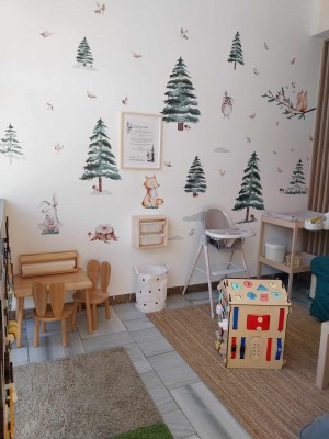 V koutku se nachází například jídelní židlička, přebalovací pult nebo hračky.