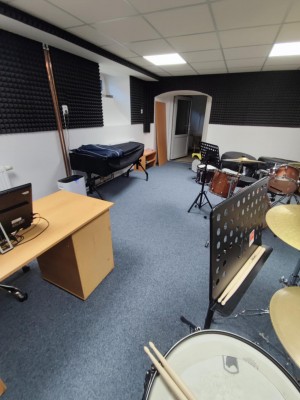 Obnovená učebna bicích nástrojů.