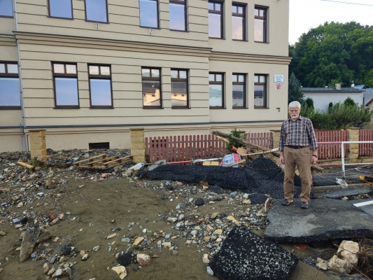 Jeseník po ničivé povodni navštívil prezident Petr Pavel, aby podpořil místní obyvatele a vyjádřil solidaritu s těmi, které zasáhla přírodní katastrofa.