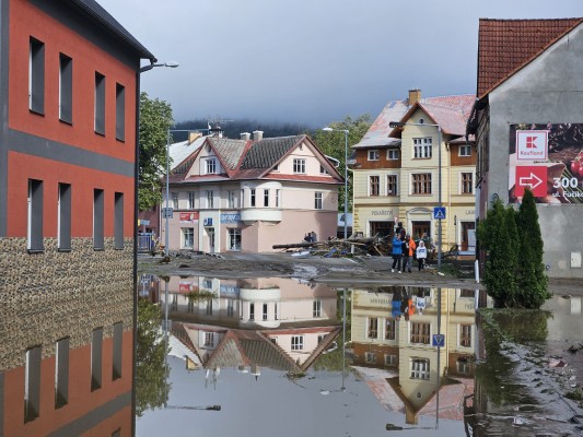 Pohled z ulice Lipovské na Fučíkovu krátce po povodních