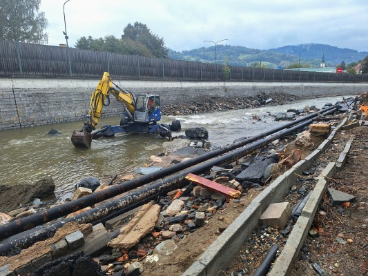 Práce v korytě v ul. Nábřežní