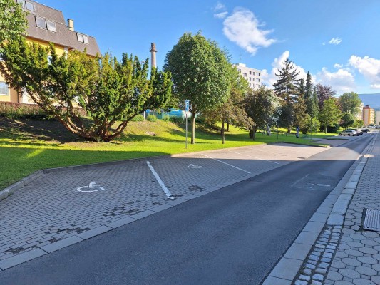 Parkovací místa na Dukelské