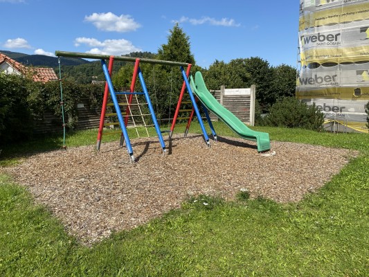 Herní prvky v ulici U Kasáren.