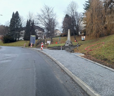 Chodník byl dodlážděn až k Francouzskému prameni