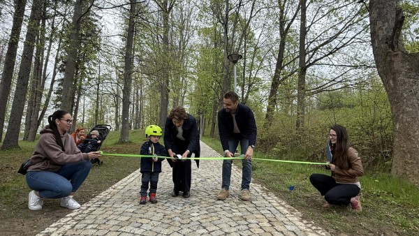 Vydali jsme se na první oficiální procházku po novém chodníku do lázní