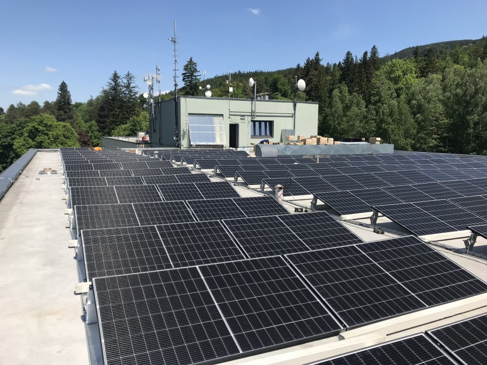 Instalace fotovoltaické elektrárny na administrativní budovu IPOS.