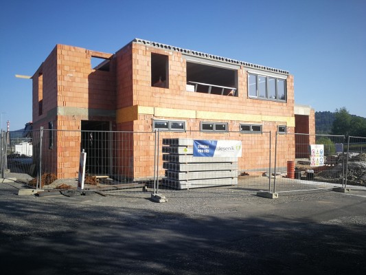 Stavba zbrojnice v areálu zóny Za Podjezdem