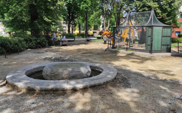 Fontána a lavičky - okrášlení a oživení parku na náměstí Svobody