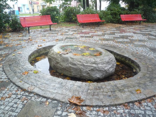 Fontána a lavičky - okrášlení a oživení parku na náměstí Svobody