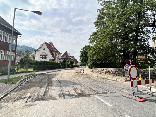Stavební práce na obnově komunikací