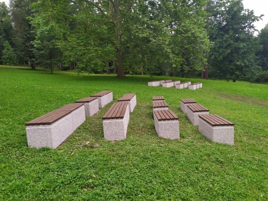 Lavičky u letního divadla